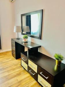 Un televizor și/sau centru de divertisment la Beachfront Apartment in Durres