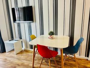 Un televizor și/sau centru de divertisment la Beachfront Apartment in Durres