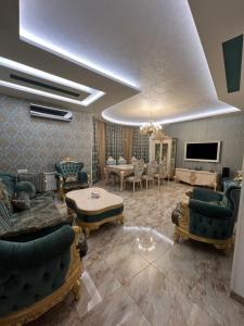 un salon avec des canapés et une télévision dans l'établissement Villa Melqonyans, à Erevan
