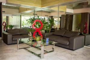 Ein Sitzbereich in der Unterkunft Ramada by Wyndham Panama Via Argentina