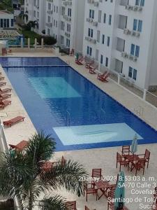 uma vista aérea de uma piscina em um hotel em Confortable apto en Coveñas em Coveñas