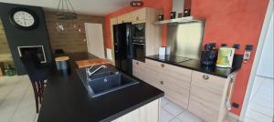 Kuchyň nebo kuchyňský kout v ubytování Villa élégante à Chamaret avec piscine privée