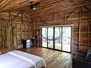 Postel nebo postele na pokoji v ubytování Finca Amistad Cacao Lodge