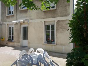 a table and chairs in front of a building at Maison à Issy les Moulineaux, proche de Paris in Issy-les-Moulineaux