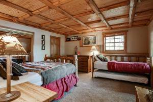 Ένα ή περισσότερα κρεβάτια σε δωμάτιο στο Island View Lodge