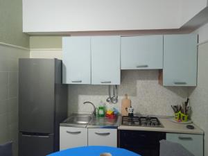 a kitchen with white cabinets and a sink at Ultra central Salerno vicino alla Stazione e il mare in Salerno