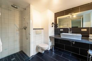 バート・ツヴィッシェンアーンにあるAppartement 1 Engel und Coの洗面台、トイレ、シャワー付きのバスルーム +21枚の写真