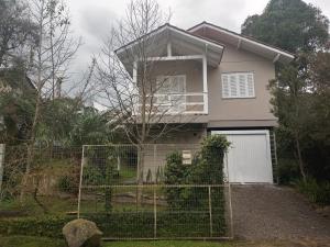 a house with a fence in front of it at Casa 2 quartos - São Bernardo in São Francisco de Paula