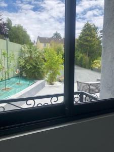 Bazén v ubytování Maison de charme à Coutances nebo v jeho okolí