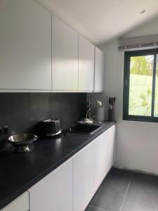 Kuchyň nebo kuchyňský kout v ubytování Maison de charme à Coutances