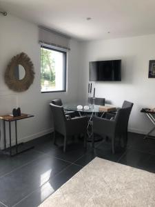 TV a/nebo společenská místnost v ubytování Maison de charme à Coutances