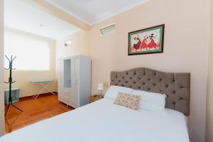 ein Schlafzimmer mit einem großen Bett und einem großen Fenster in der Unterkunft Edificio Rojo Departamentos. in Tarapoto