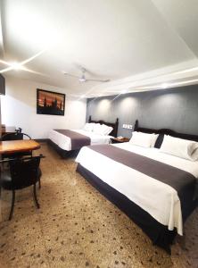 Ένα ή περισσότερα κρεβάτια σε δωμάτιο στο Hotel Habana