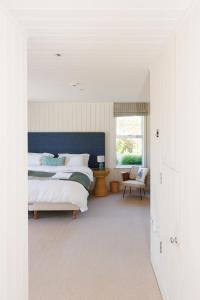 Voodi või voodid majutusasutuse Vegan Seafront Retreat & Yoga Studio in West Wittering toas