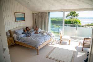 Voodi või voodid majutusasutuse Vegan Seafront Retreat & Yoga Studio in West Wittering toas