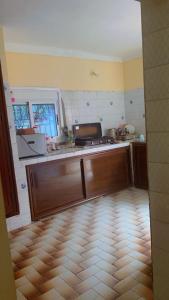 Kuchyň nebo kuchyňský kout v ubytování Une belle maison avec jardin au centre Moulay bousselham + 3 fotografie