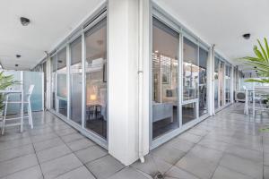 Ristorante o altro punto ristoro di Sleek South Yarra 2-Bed with Alfresco Dining