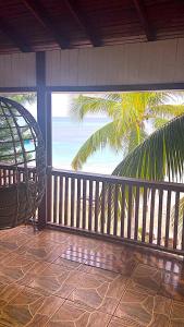 Rõdu või terrass majutusasutuses Coconut Tree West Bay