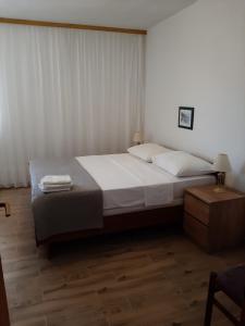 Postel nebo postele na pokoji v ubytování Apartments by the sea Kukljica, Ugljan - 8260
