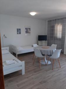Televízia a/alebo spoločenská miestnosť v ubytovaní Apartments by the sea Kukljica, Ugljan - 8260