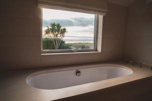 Vannituba majutusasutuses Vegan Seafront Retreat & Yoga Studio in West Wittering