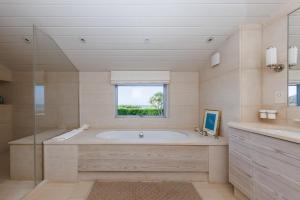 Vannituba majutusasutuses Vegan Seafront Retreat & Yoga Studio in West Wittering