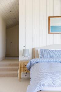 Voodi või voodid majutusasutuse Vegan Seafront Retreat & Yoga Studio in West Wittering toas