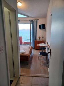 Televízia a/alebo spoločenská miestnosť v ubytovaní Apartments and rooms by the sea Podgora, Makarska - 2616