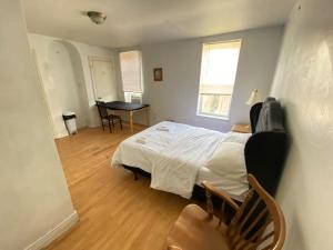 Un dormitorio con una cama y una mesa dentro. en 2131 Private Double Room, en Filadelfia