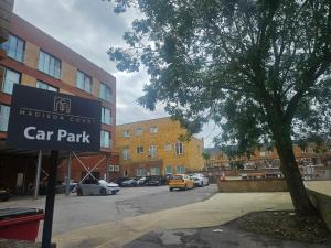 un panneau de stationnement devant un bâtiment dans l'établissement Stylish Madison Apartment with Balcony - FREE Car Parking - Hemel Hempstead Town Centre, à Hemel Hempstead