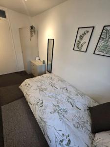 a bedroom with a bed in a room at Beautiful rooms in PRIME location! in London +21 photos