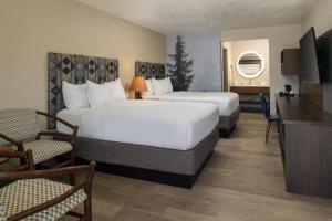 En eller flere senge i et værelse på Red Lion Hotel Port Angeles Harbor + 57 billeder