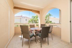 ein Esszimmer mit Tisch und Stühlen auf einem Balkon in der Unterkunft Apartments by the sea Stara Novalja, Pag - 21662 in Stara Novalja