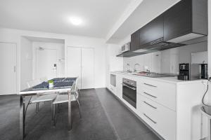 Gallery image of Lakeside 1-Bed Unit Conveniently by Shops DUPLICATE in Tuggeranong +8 photos