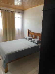 a bedroom with two beds and a window at Apartamento Caribe Rosa in Puerto Limón