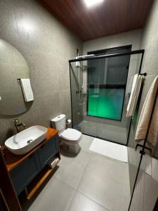 een badkamer met douche, toilet en wastafel bij Chalé e refúgio dos sonhos! Conheça o Kleines Paradies in Massaranduba