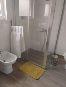 ein Badezimmer mit Dusche, Toilette und Waschbecken in der Unterkunft Casa da Tia Avelina in Angra do Heroísmo
