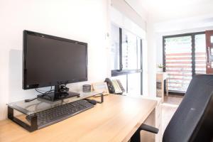 TV a/nebo společenská místnost v ubytování Modern Pet-friendly Mudjimba Townhouse