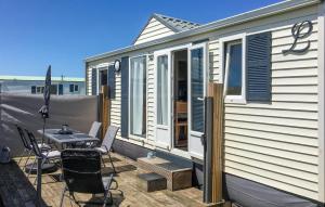 una casa pequeña con una mesa y sillas en una terraza en 2 Bedroom Cozy Home In Bredene, en Bredene 8 fotos más
