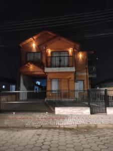 a house at night with lights on the front at Urubici Maravilhas da Serra 2 in Urubici
