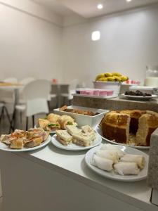 塔瓜汀加Hotel Supreme - Pistão Sul - Próximo ao Taguatinga Shopping的包括不同种类的蛋糕和糕点的自助餐