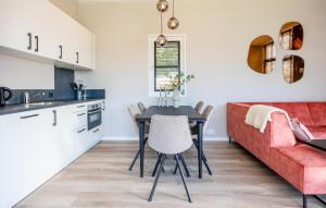 Η κουζίνα ή μικρή κουζίνα στο 2 Bedroom Gorgeous Home In Voorthuizen