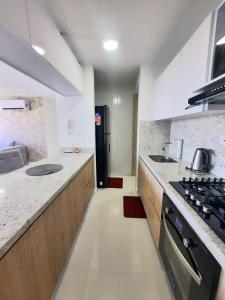 バランキージャにあるApartamento Boloniaのコンロとカウンタートップのあるキッチン +1枚の写真
