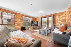 Spacious Ocean View Home in Noraville的休息区