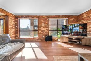 Spacious Ocean View Home in Noraville的电视和/或娱乐中心