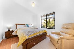 Spacious Ocean View Home in Noraville客房内的一张或多张床位