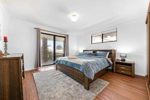 Spacious Ocean View Home in Noraville客房内的一张或多张床位