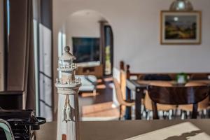 Spacious Ocean View Home in Noraville的休息区