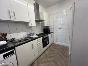 Kuchyň nebo kuchyňský kout v ubytování The Coral Guest House 1 Fratton Park Portsmouth + 42 fotografií