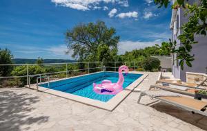 Bazén v ubytovaní Holiday Home Lovorno Croatia alebo v jeho blízkosti